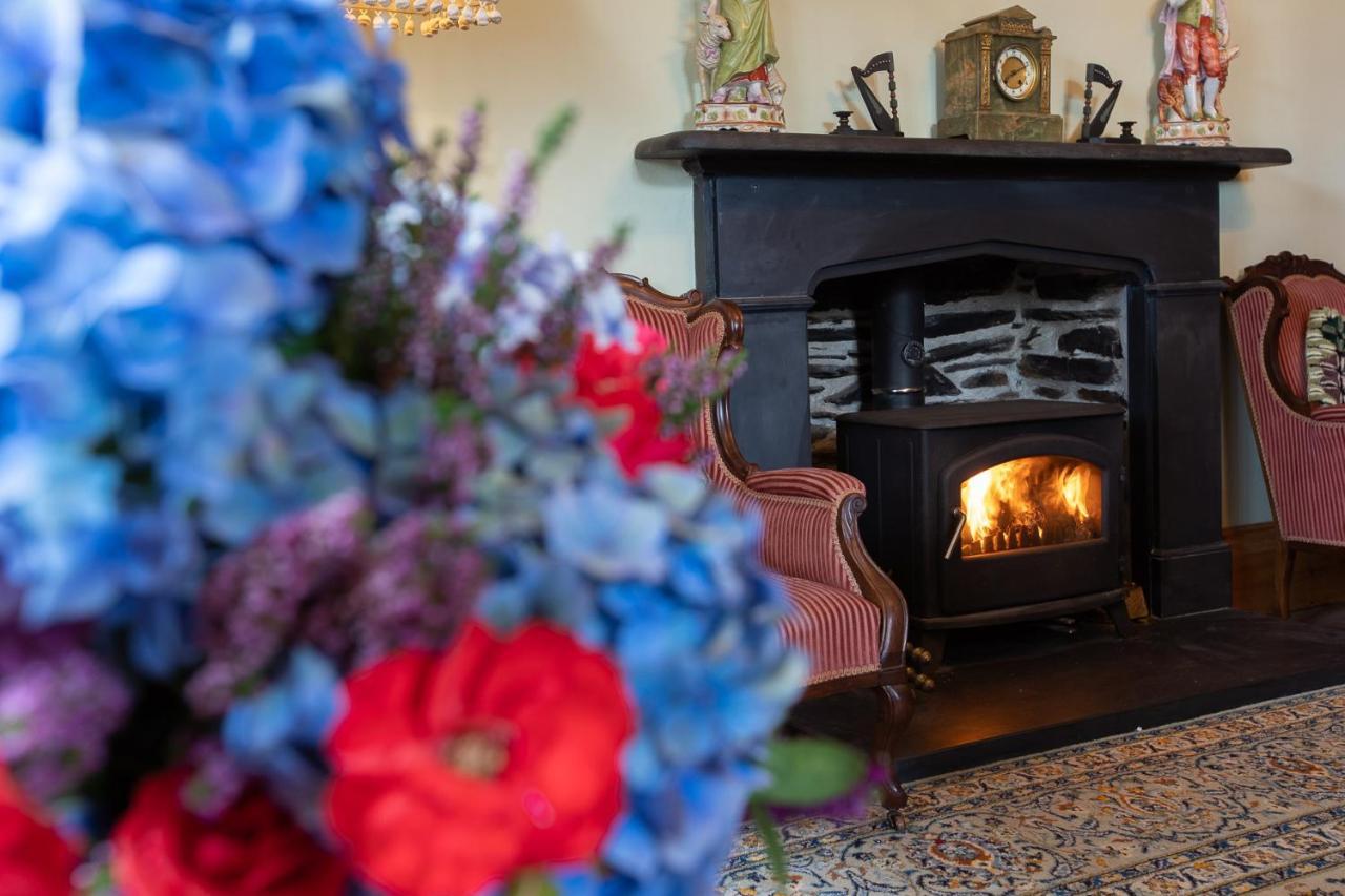 Taldraeth - Old Vicarage Guest House Penrhyndeudreath Extérieur photo