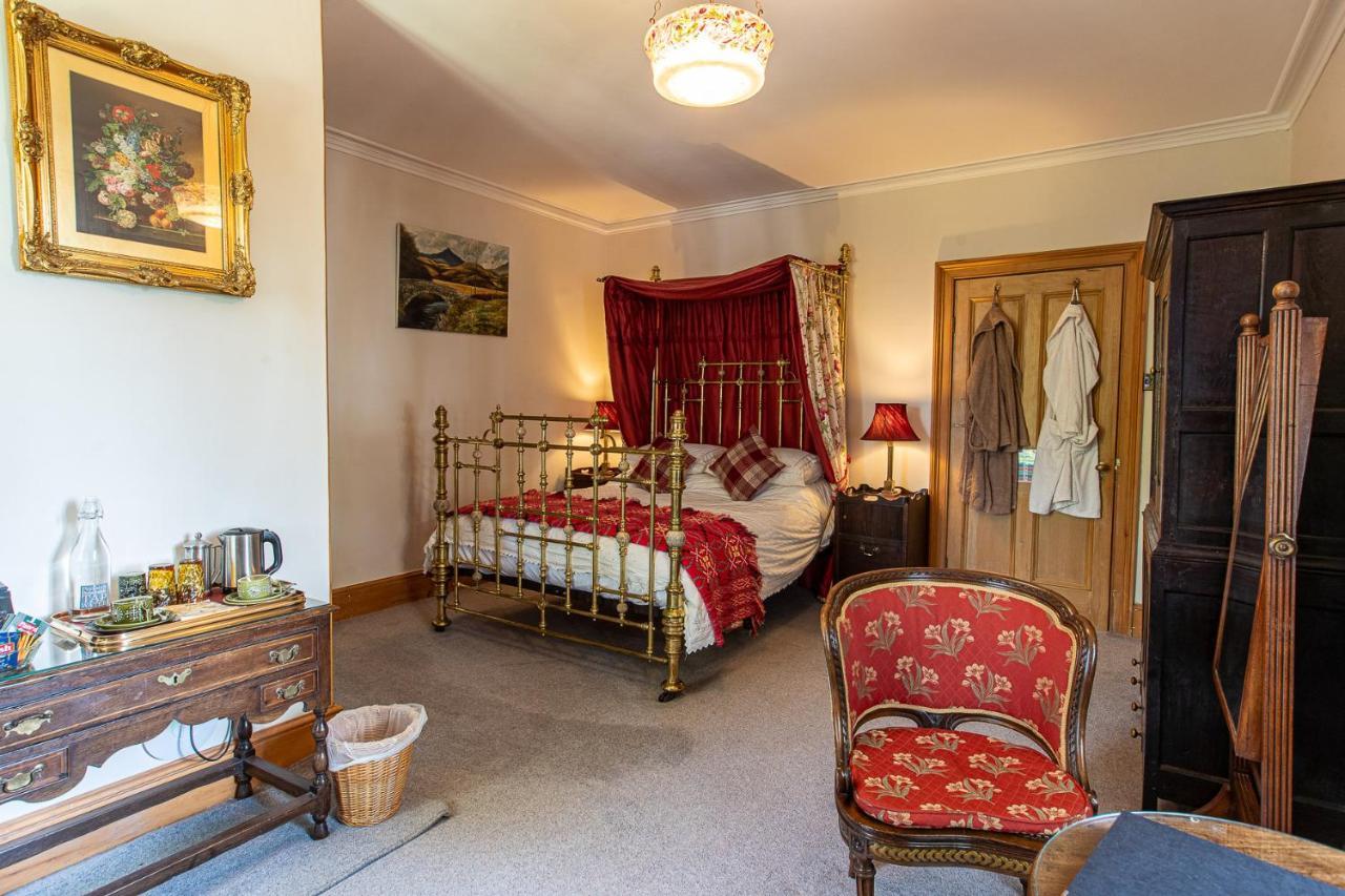 Taldraeth - Old Vicarage Guest House Penrhyndeudreath Extérieur photo