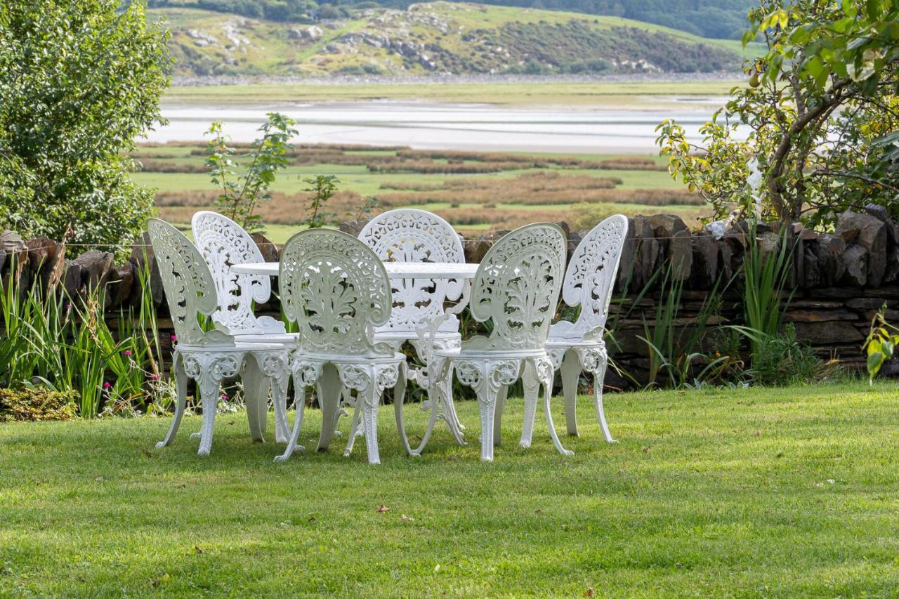 Taldraeth - Old Vicarage Guest House Penrhyndeudreath Extérieur photo