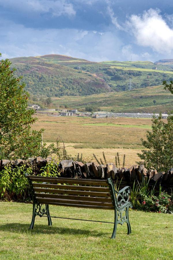 Taldraeth - Old Vicarage Guest House Penrhyndeudreath Extérieur photo