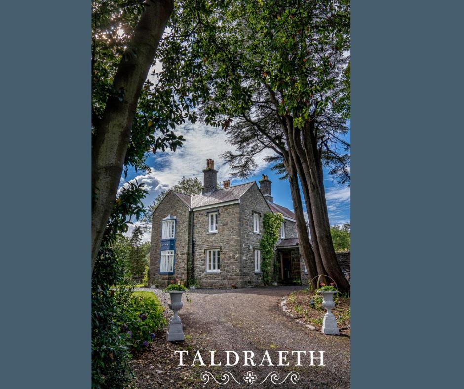 Taldraeth - Old Vicarage Guest House Penrhyndeudreath Extérieur photo