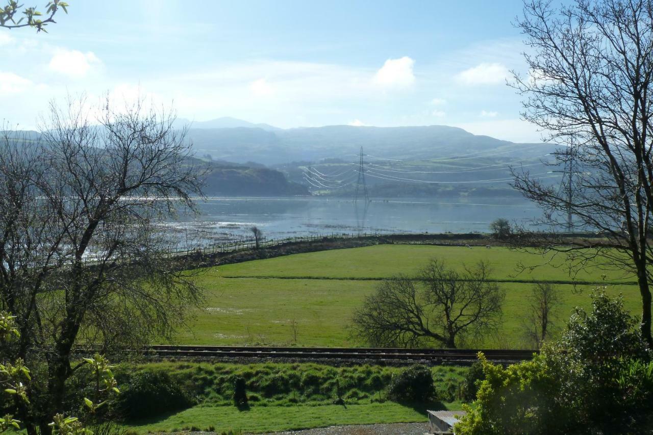 Taldraeth - Old Vicarage Guest House Penrhyndeudreath Extérieur photo