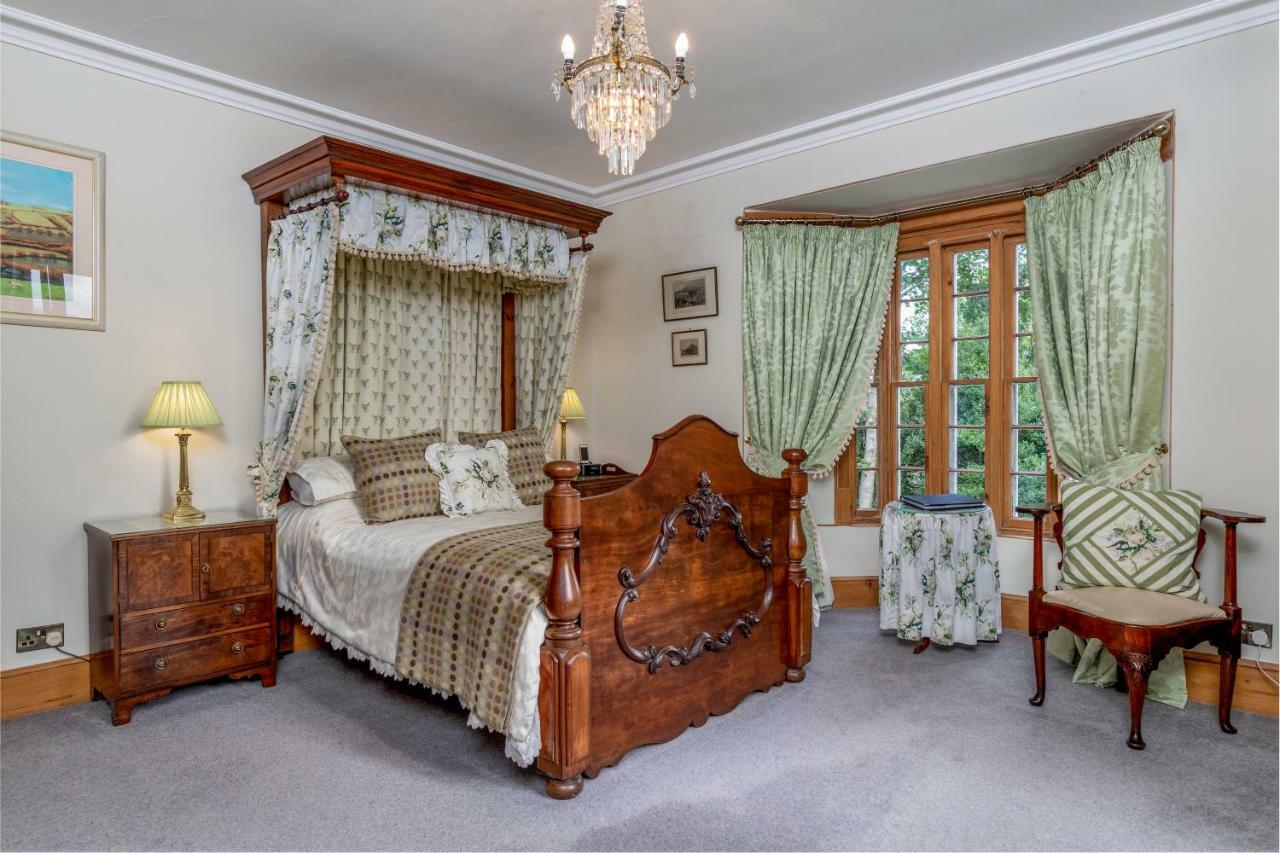 Taldraeth - Old Vicarage Guest House Penrhyndeudreath Extérieur photo